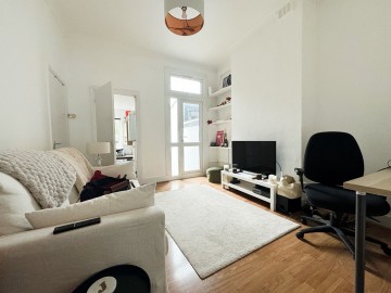 image of Flat 2 27 Devereux Road, 