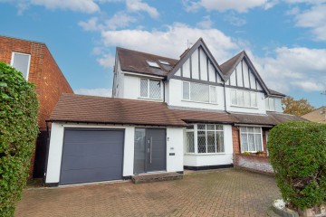 image of 34 Edgwarebury Lane, Edgware