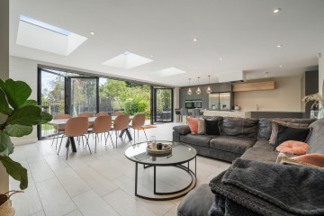 image of 240 Edgwarebury Lane, Edgware